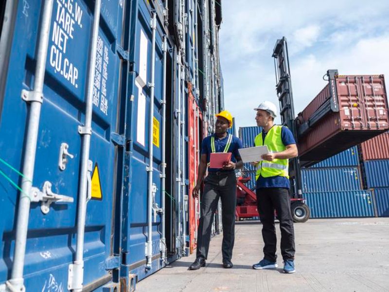 Các container hàng hóa gửi đi Malaysia