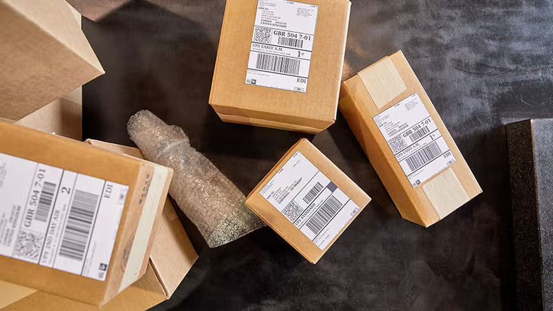 Các hộp hàng hoá gửi qua bưu điện
