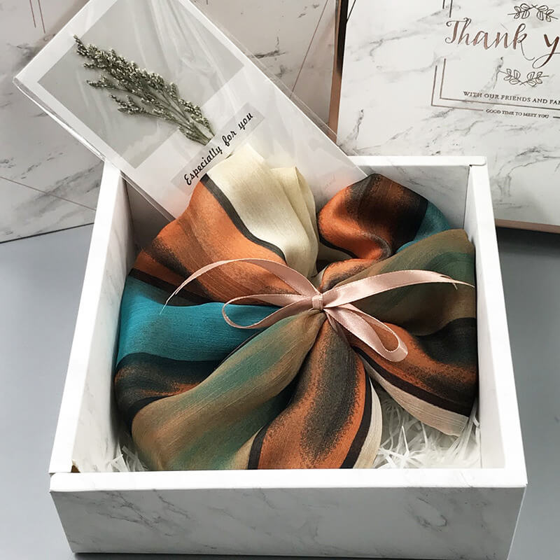 Món quà Tết khăn lụa Việt Nam